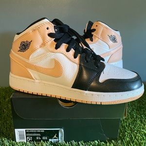 New DS Jordan Mid GS ‘Crimson Tint’ size 5.5Y